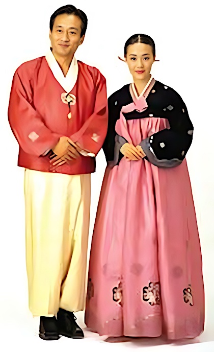 한복을 입고 나란히 서 있는 두 성인