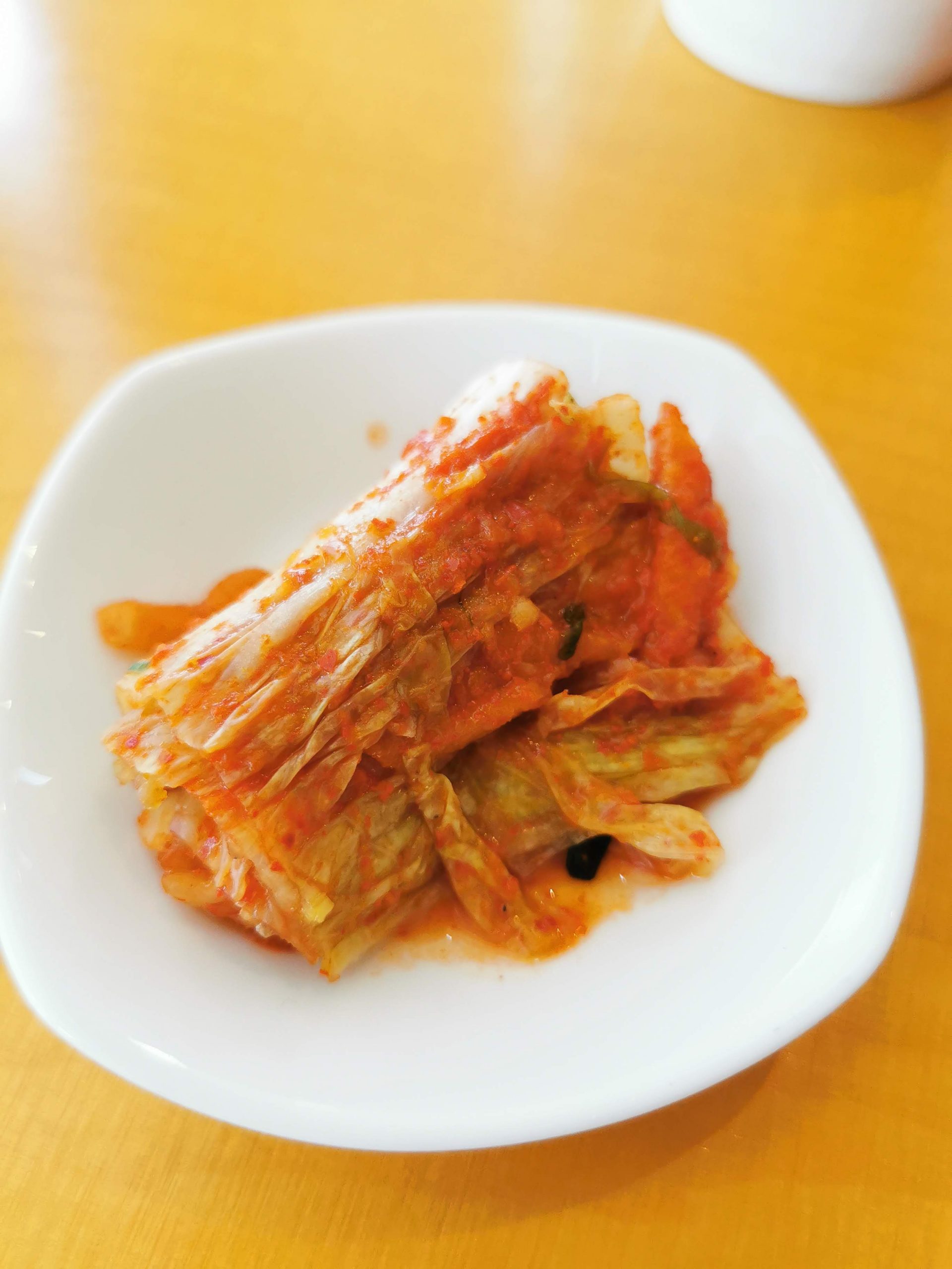 그릇에 담겨 있는 김치 사진