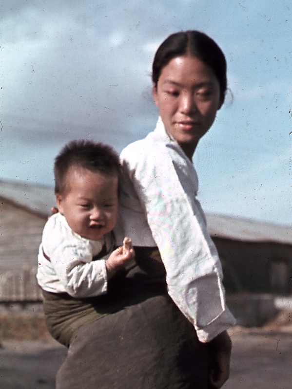 1945년 가을 한국에서 아이를 업고 있는 어머니의 역사 사진
